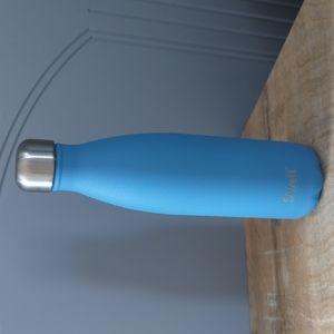 Swell 17oz 500ml blue water bottle